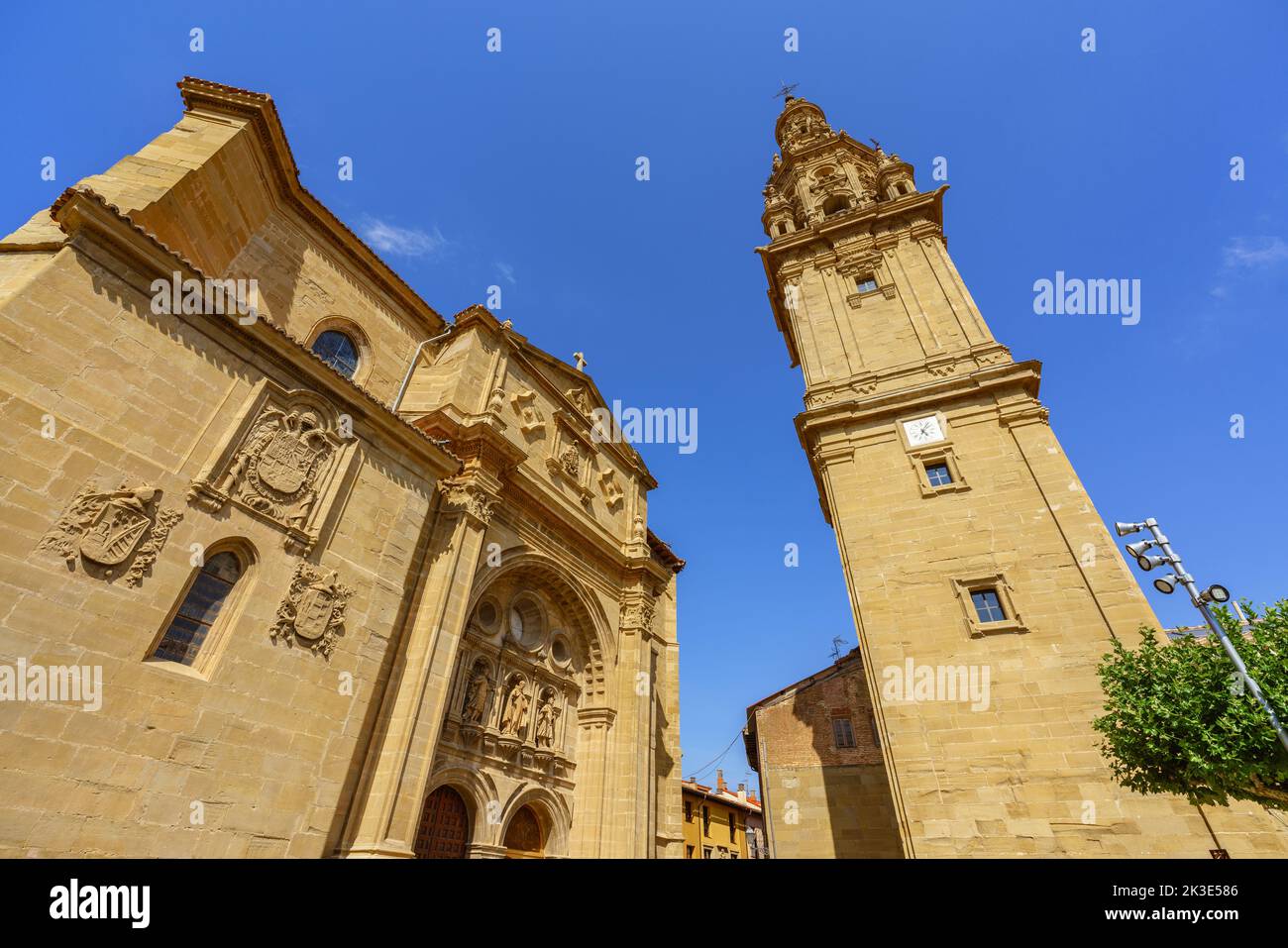 Saint-Domingue de la Calzada, Espagne. Vue sur la cathédrale de Salvador et son clocher bleu ciel Banque D'Images