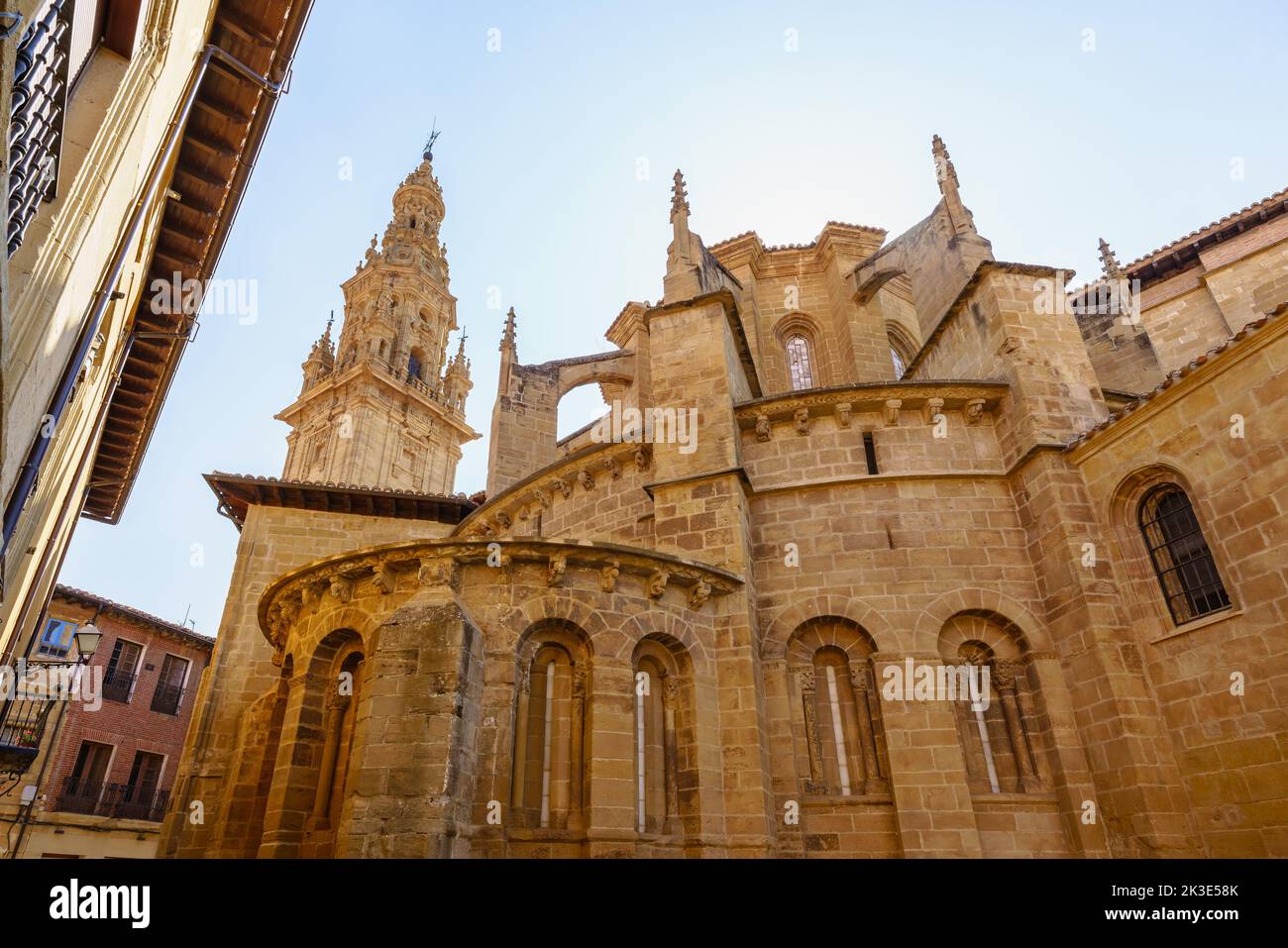 Vue arrière de l'abside romane de la cathédrale de Saint-Domingue de la Calzada et du clocher baroque Banque D'Images
