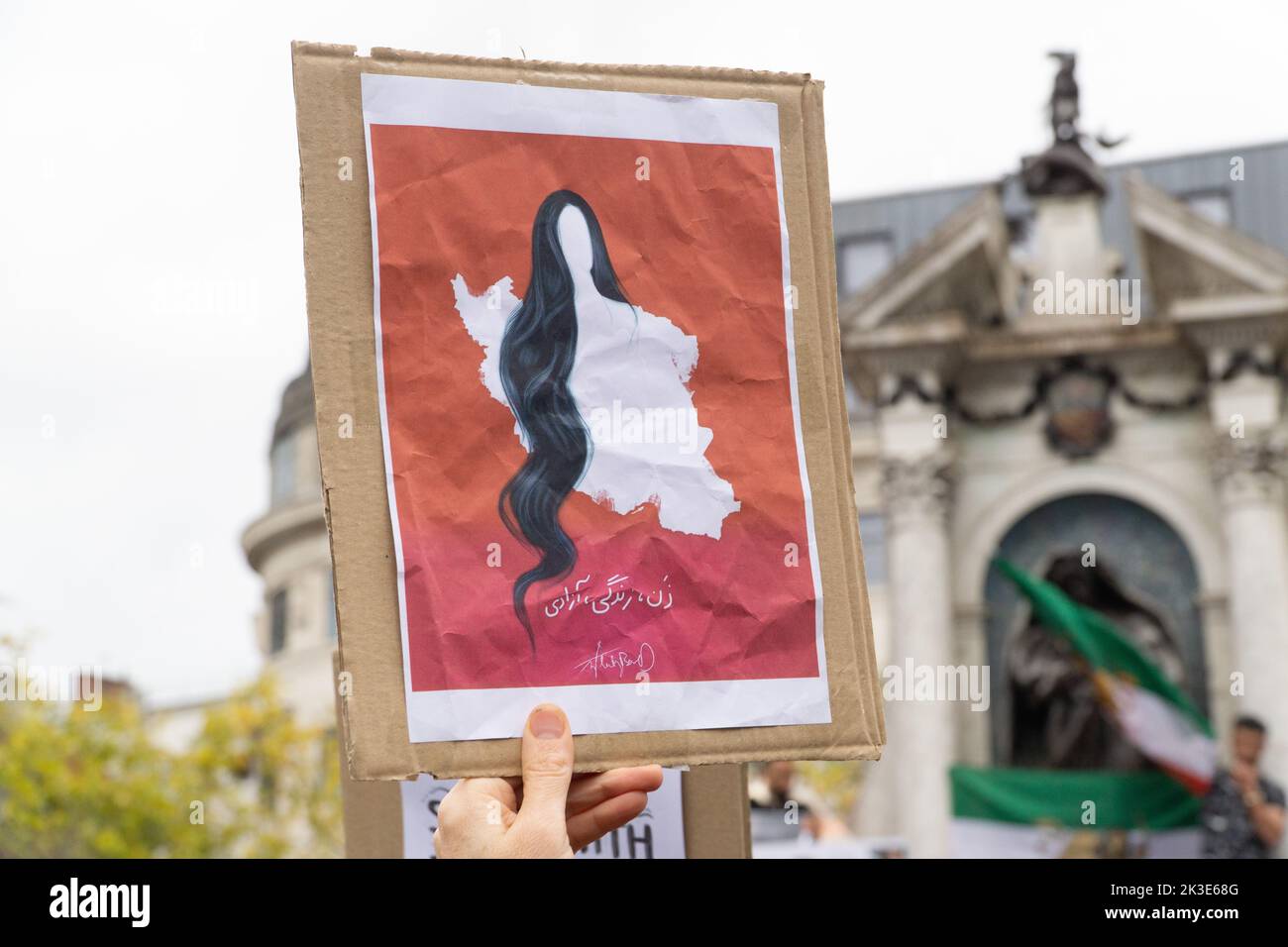 Manchester, Royaume-Uni, 25 Septemb3er 2022: Au Picadilly Gardens à Manchester, environ deux cents expatriés iraniens ont protesté contre l'actuel gouvernement iranien et ont appelé à un changement de régime. En agitant l'ancien drapeau pré-révolutionnaire iranien, les manifestants ont scandé le nom de Mahsa Amini, qui a récemment été tué par la Garde révolutionnaire iranienne pour ne pas avoir couvert ses cheveux. Anna Watson/Alay Live News Banque D'Images