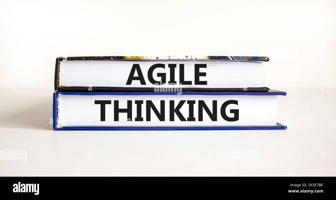 Symbole de pensée agile. Concept Words Agile Thinking on books. Magnifique table blanche fond blanc. Concept de pensée flexible et agile. Co Banque D'Images