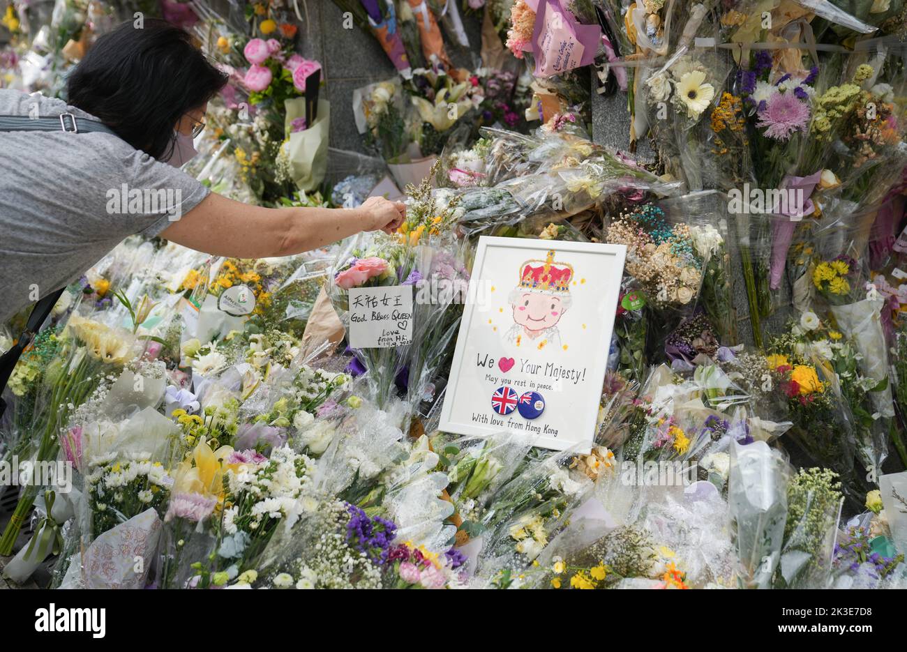 Les gens laissent des hommages floraux à la reine Elizabeth II de Grande-Bretagne à l'extérieur du consulat britannique en Amirauté. 19SEP22 SCMP / Sam Tsang Banque D'Images