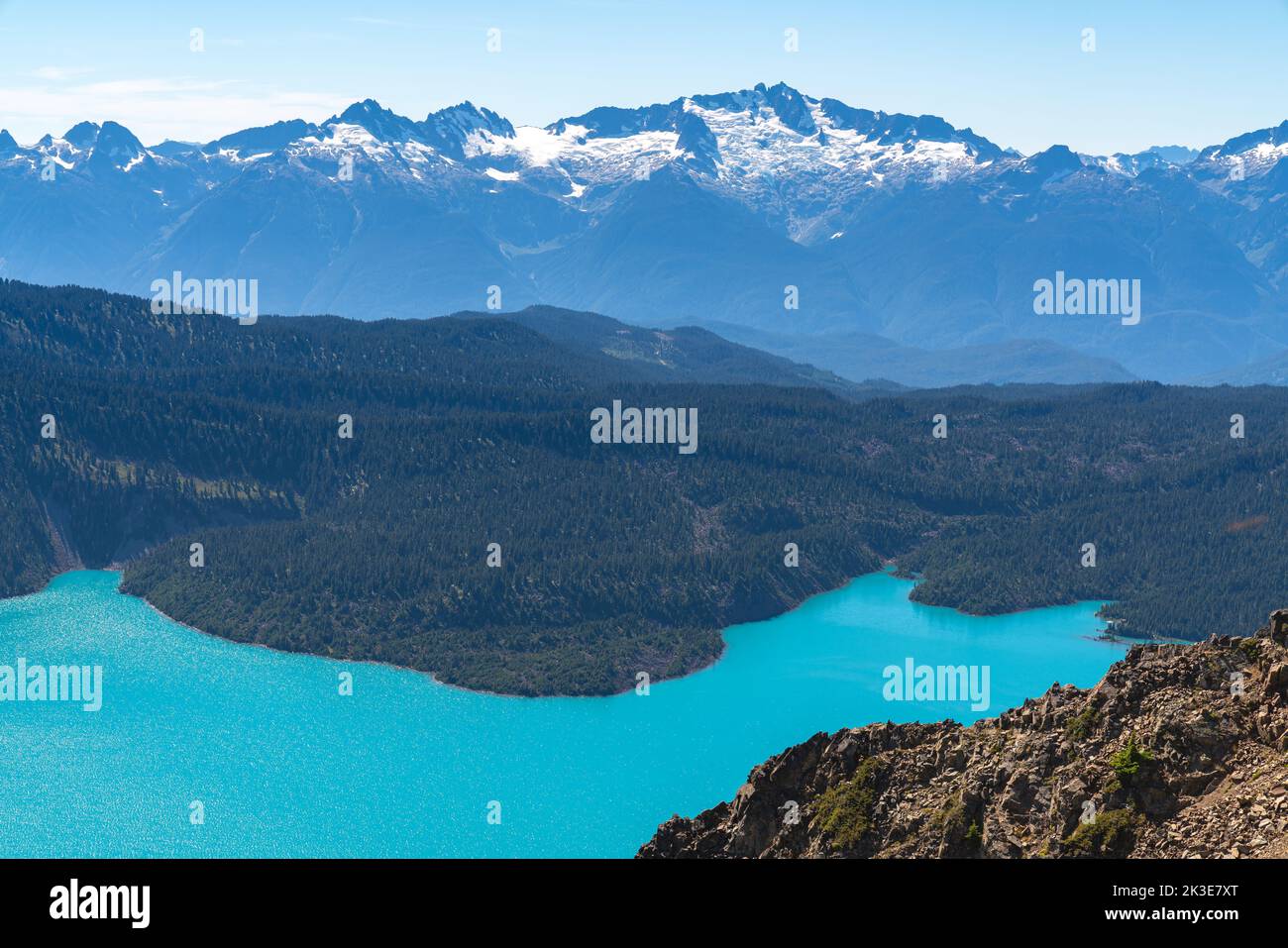 Surplombant le magnifique lac bleu Garibaldi au milieu des Rocheuses canadiennes. Banque D'Images