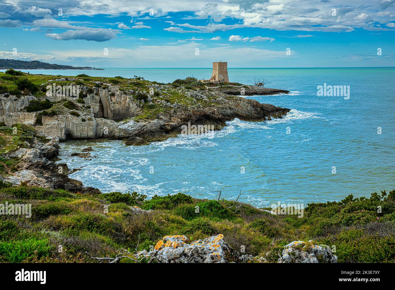 La tour de guet, probablement aussi défensive étant donné la grandeur, de Porticello dans la baie de Tufara. Vieste, province de Foggia, Puglia, Italie, Europe Banque D'Images