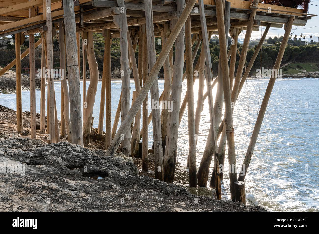 Poteaux de support pour la baie de Trabucco San Lorenzo à Vieste. Vieste, province de Foggia, Puglia, Italie Banque D'Images