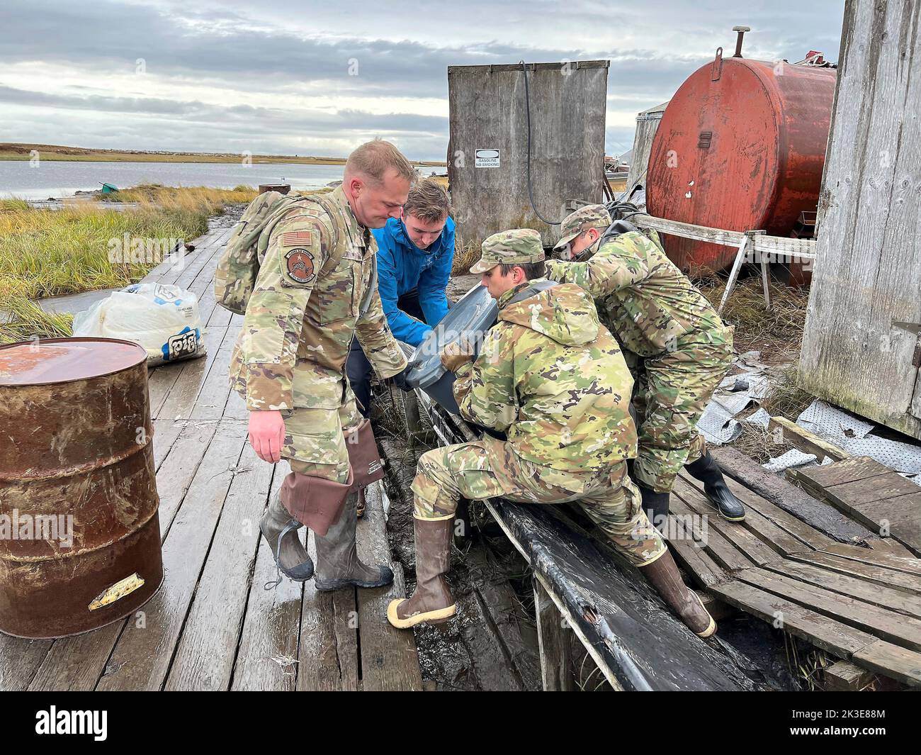 Newtok, États-Unis. 22nd septembre 2022. Les soldats américains de la Garde nationale de l'Alaska aident les résidents locaux à nettoyer les biens endommagés pendant l'opération Merbok Response, 22 septembre 2022, à Newtok, en Alaska. Les villages côtiers reculés ont subi des dommages causés par les restes du typhon Merbok qui ont causé des inondations sur plus de 1 000 kilomètres de côtes de l'Alaska. Crédit : 1st Lt. Balinda O'Neal/US Army/Alamy Live News Banque D'Images