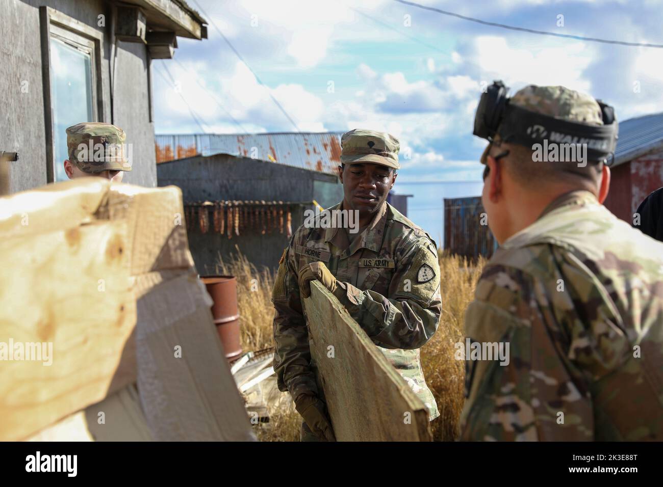 Tooksook Bay, États-Unis. 24th septembre 2022. Les soldats américains de la Garde nationale de l'Alaska aident les résidents locaux à nettoyer les biens endommagés pendant l'opération Merbok Response, à 24 septembre 2022, dans la baie Toksook, en Alaska. Les villages côtiers reculés ont subi des dommages causés par les restes du typhon Merbok qui ont causé des inondations sur plus de 1 000 kilomètres de côtes de l'Alaska. Crédit : 1st Lt. Balinda O'Neal/US Army/Alamy Live News Banque D'Images