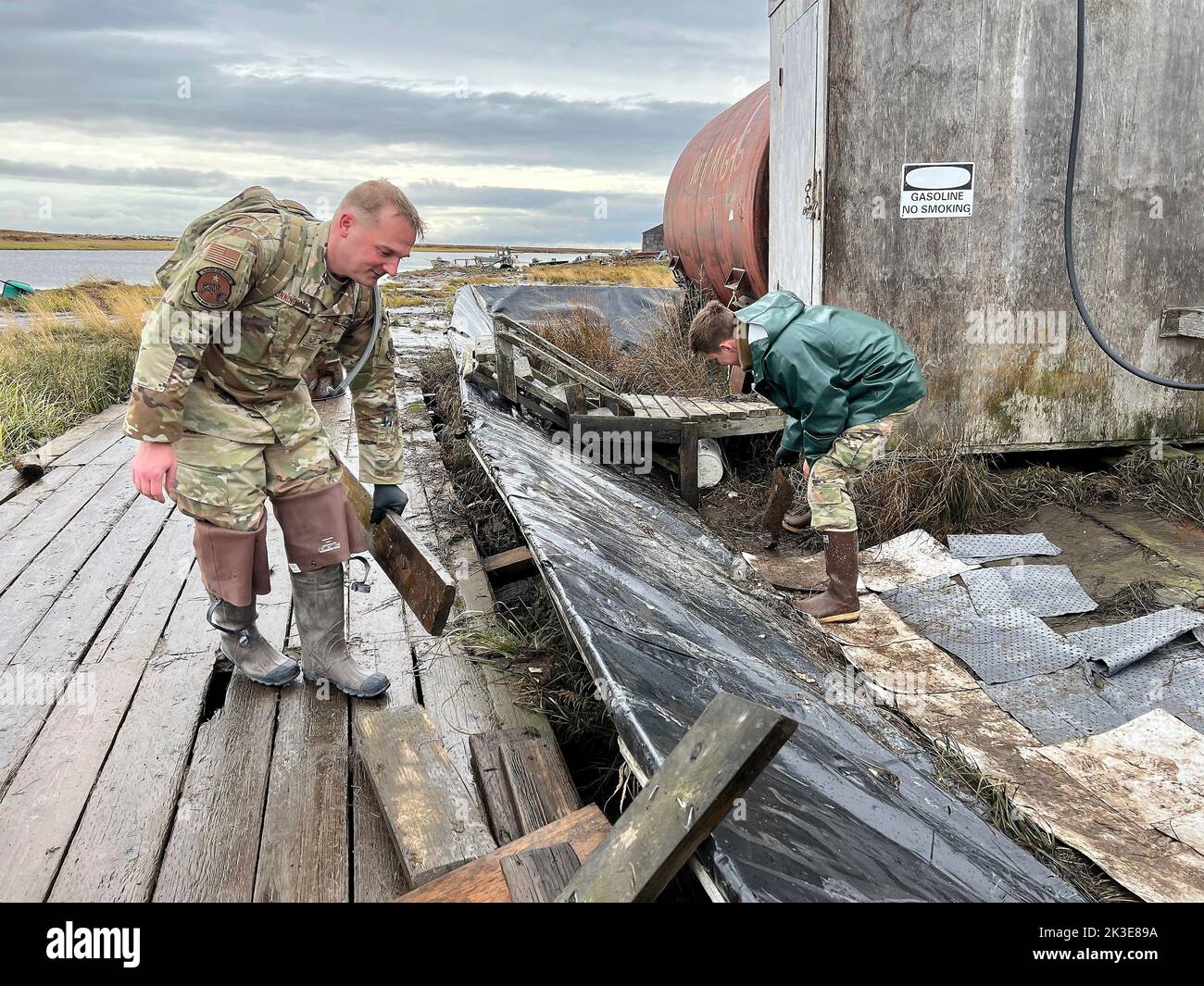 Newtok, États-Unis. 22nd septembre 2022. Les soldats américains de la Garde nationale de l'Alaska aident les résidents locaux à nettoyer les biens endommagés pendant l'opération Merbok Response, 22 septembre 2022, à Newtok, en Alaska. Les villages côtiers reculés ont subi des dommages causés par les restes du typhon Merbok qui ont causé des inondations sur plus de 1 000 kilomètres de côtes de l'Alaska. Crédit : 1st Lt. Balinda O'Neal/US Army/Alamy Live News Banque D'Images