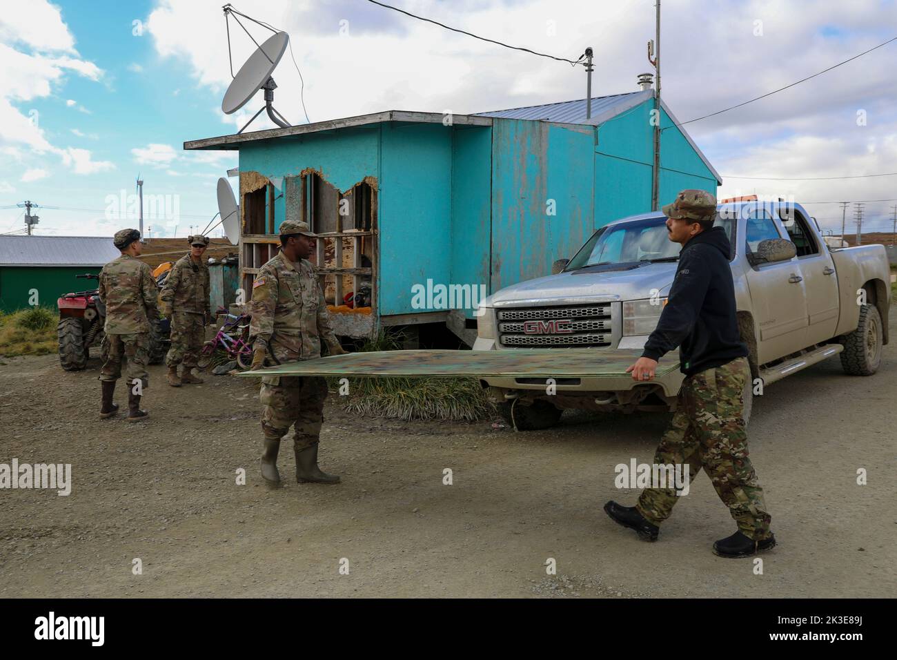 Tooksook Bay, États-Unis. 24th septembre 2022. Les soldats américains de la Garde nationale de l'Alaska aident les résidents locaux à nettoyer les biens endommagés pendant l'opération Merbok Response, à 24 septembre 2022, dans la baie Toksook, en Alaska. Les villages côtiers reculés ont subi des dommages causés par les restes du typhon Merbok qui ont causé des inondations sur plus de 1 000 kilomètres de côtes de l'Alaska. Crédit : 1st Lt. Balinda O'Neal/US Army/Alamy Live News Banque D'Images