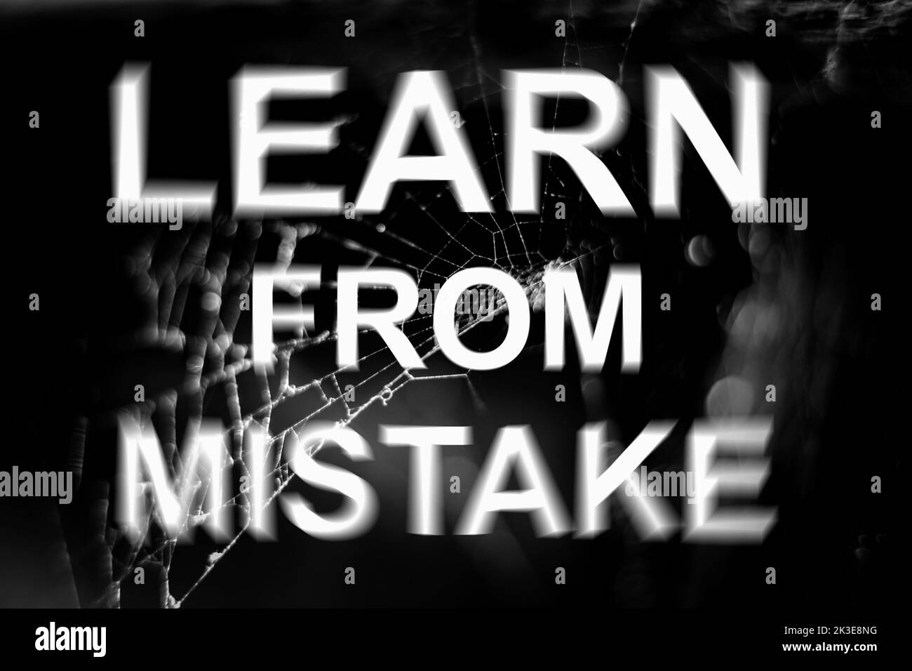 Citation motivationnelle inspirante apprendre de l'erreur, sur fond noir. Banque D'Images