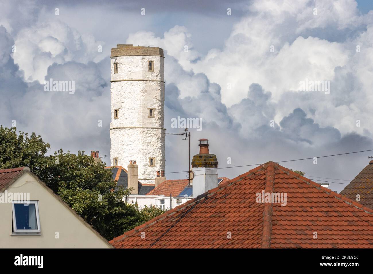 Le phare de la tour de craie à Flamborough Head au-dessus des toits locaux, East Riding of Yorkshire Coast, Angleterre, Royaume-Uni Banque D'Images