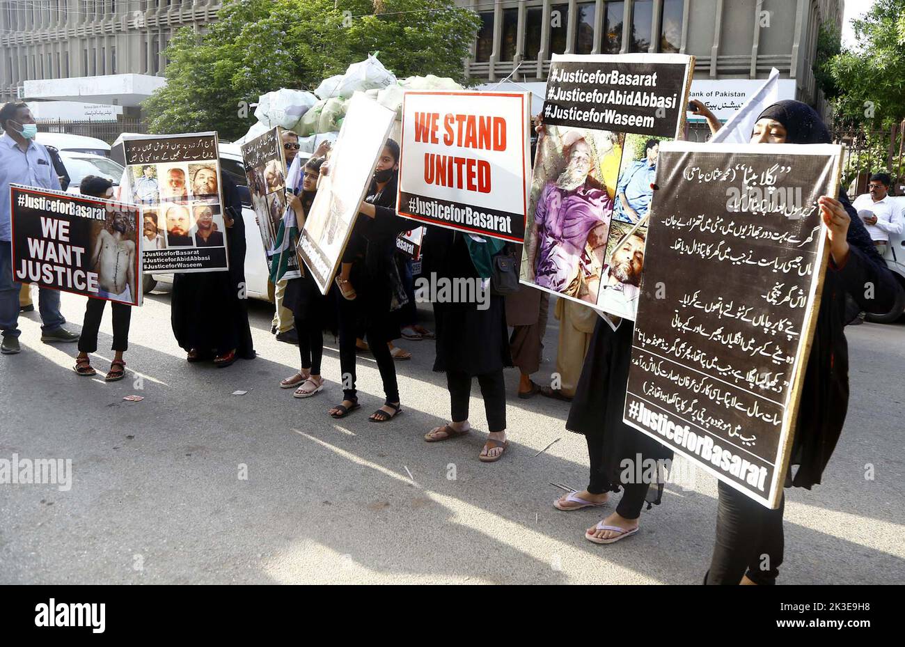 Hyderabad, Pakistan, 26 septembre 2022. Des parents d'Irfan Basarat manifestent contre son meurtre et demandent l'arrestation de ses meurtriers, qui se tiennent lundi au club de presse de Karachi, 26 septembre 2022. Banque D'Images