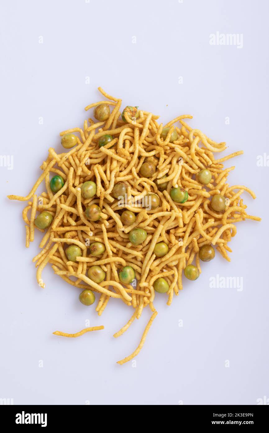 Délicieux en-cas salés indiens « Chanachur » ou Bombay Mix. Banque D'Images