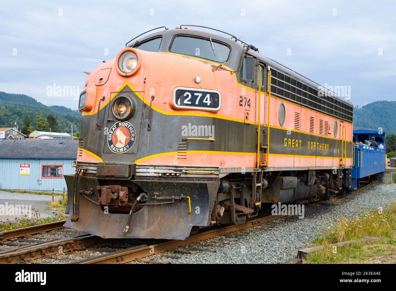 Garibaldi, OREGON, États-Unis - 14 septembre 2022; grande locomotive diesel du Nord 274 sur la côte de l'Oregon chemin de fer panoramique à Garibaldi, Oregon Banque D'Images