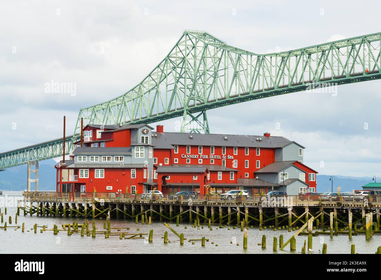 Astoria, OREGON, États-Unis - 14 septembre 2022 ; Cannery Pier Hotel and Spa peint en rouge sous le pont Astoria Megler reliant l'Oregon et l'État de Washington Banque D'Images