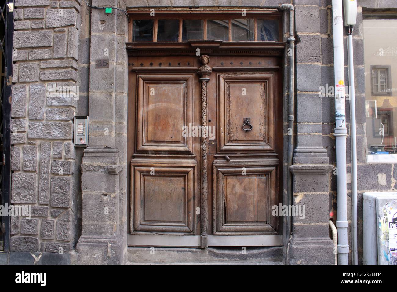 Une ancienne porte en bois située sur la rue du Port dans le centre de la ville française de Clermont-Ferrand. Banque D'Images