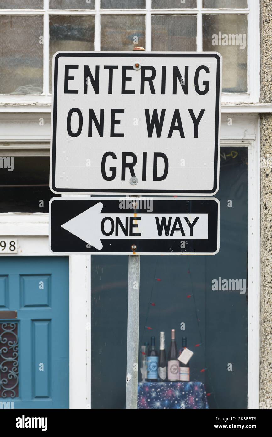 Astoria, OREGON, Etats-Unis - 21 septembre 2022 ; panneau de signalisation en entrant dans la grille à sens unique avec une flèche à sens unique Banque D'Images