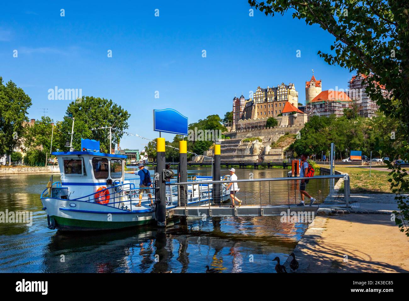 Promenade du fleuve à Bernburg, Allemagne Banque D'Images