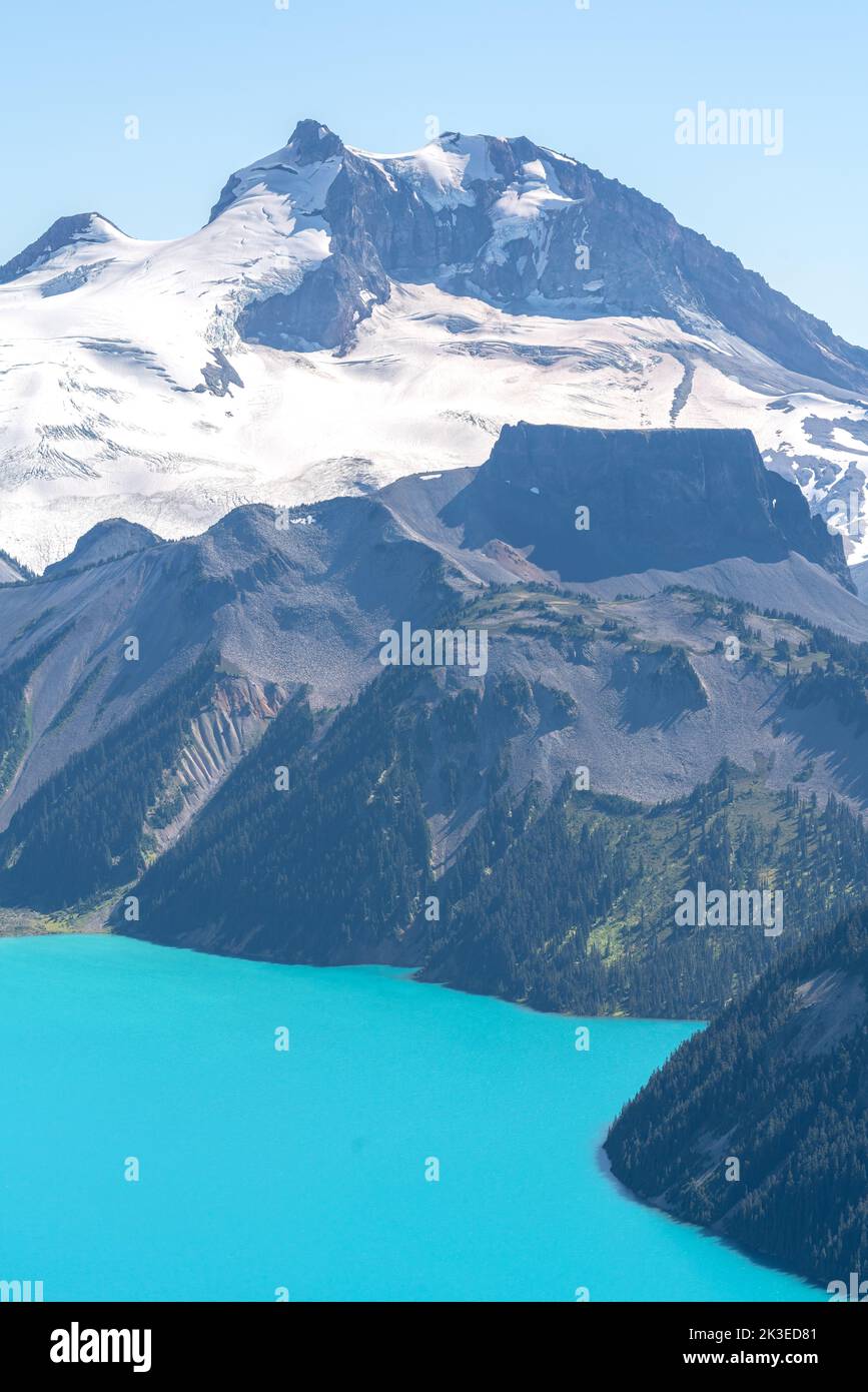 La montagne Garibaldi surplombe le lac bleu vibrant ci-dessous. Banque D'Images
