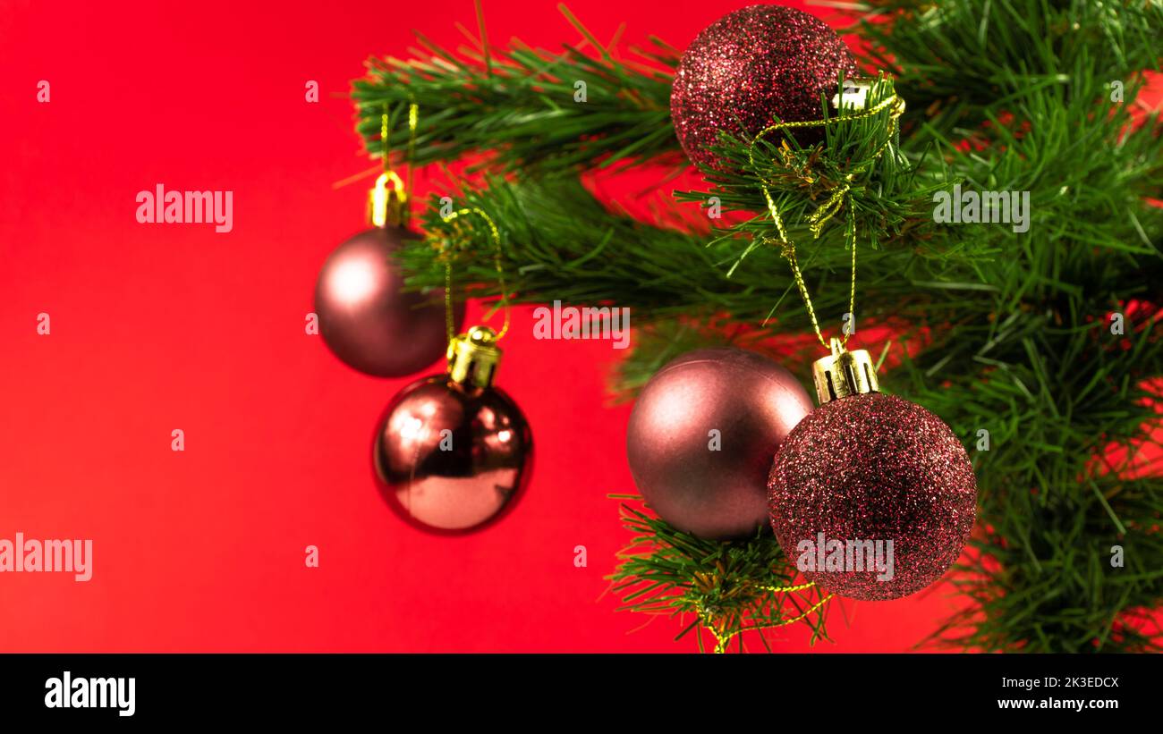 Sapin de Noël avec des décorations brillantes sur fond rouge. Idée de Noël. Saison des vacances d'hiver Banque D'Images