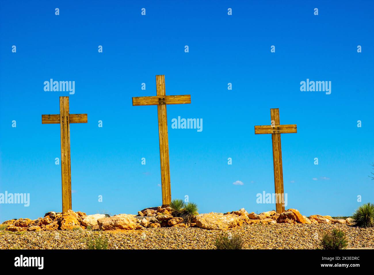 Trois croix en bois sur Desert Hilltop Banque D'Images