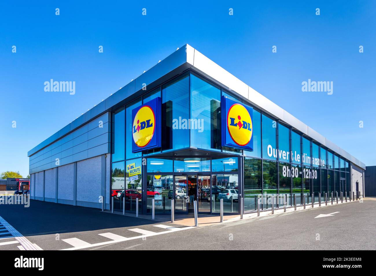 Façade moderne en verre du magasin de proximité 'Lidl' - sud-Chatellerault, Vienne (86), France. Banque D'Images