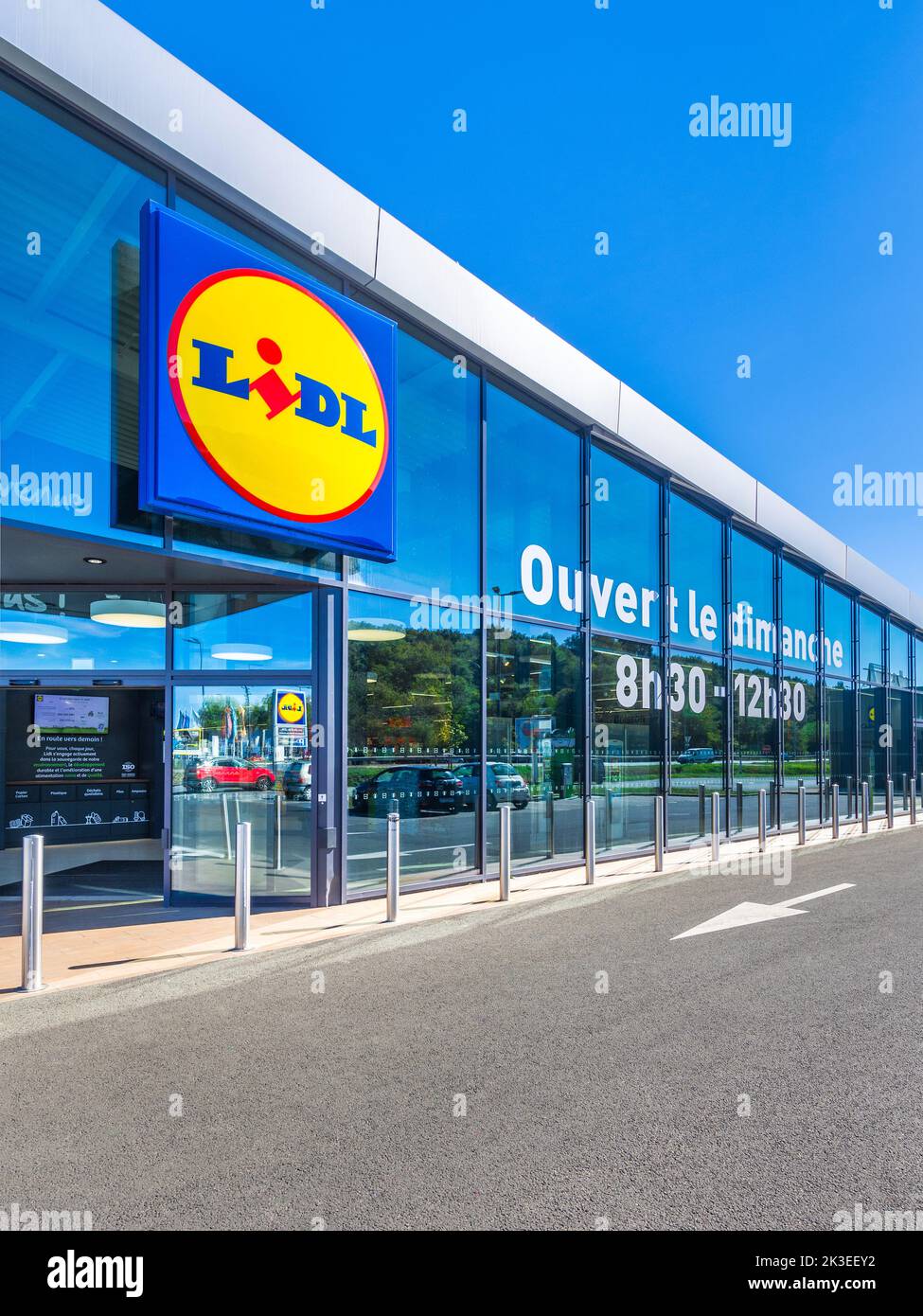 Façade moderne en verre du magasin de proximité 'Lidl' - sud-Chatellerault, Vienne (86), France. Banque D'Images