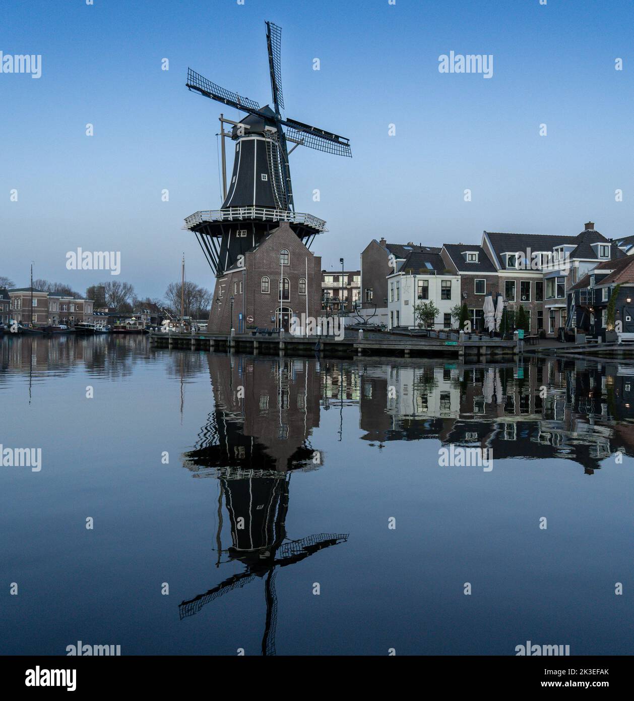 Un moulin à vent le long des canaux à Haarlem, pays-Bas dans la soirée. Banque D'Images