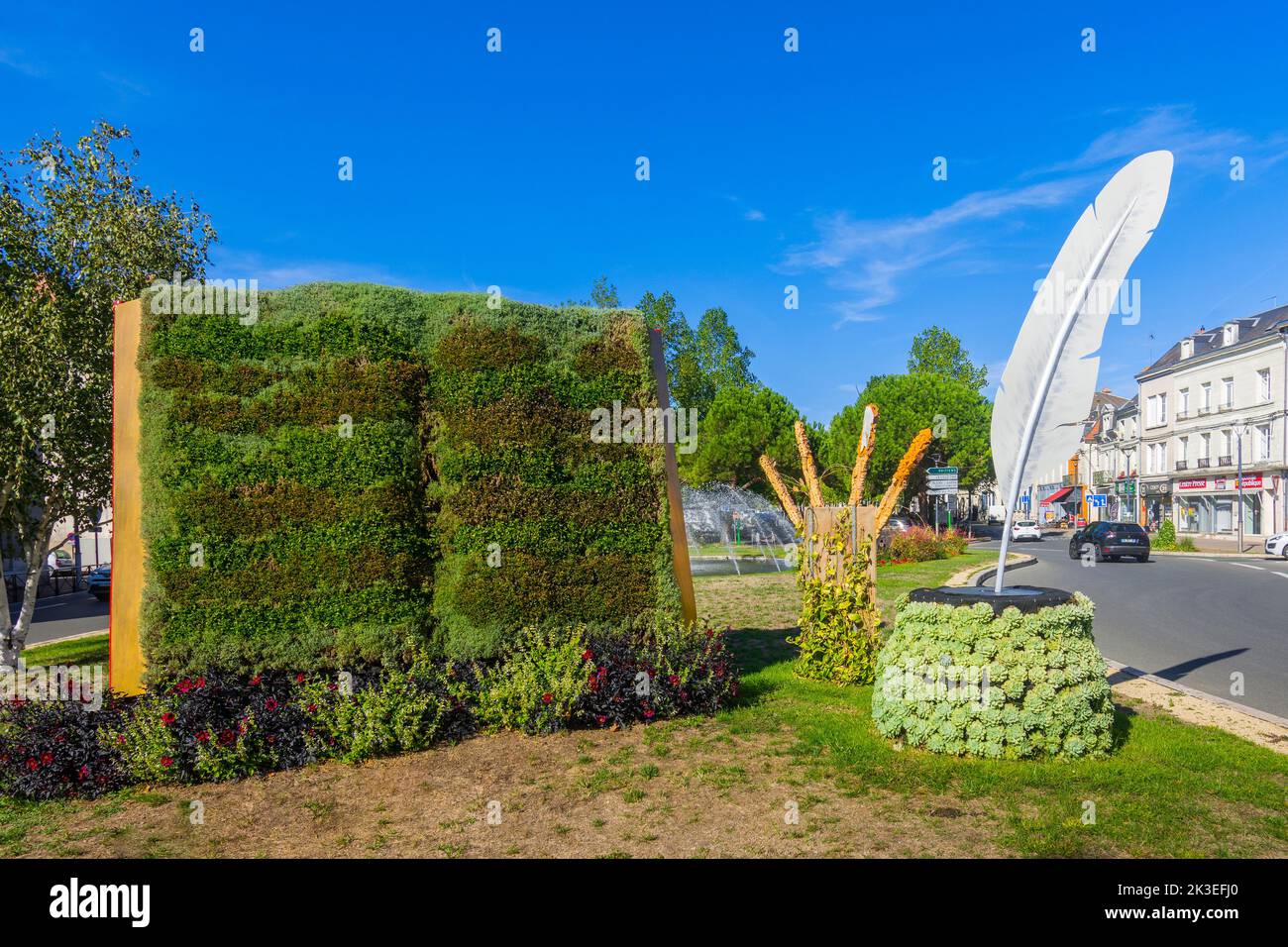 Grande exposition d'instruments d'écriture de plume sur le rond-point du centre-ville - Chatellerault, Vienne (86), France. Banque D'Images