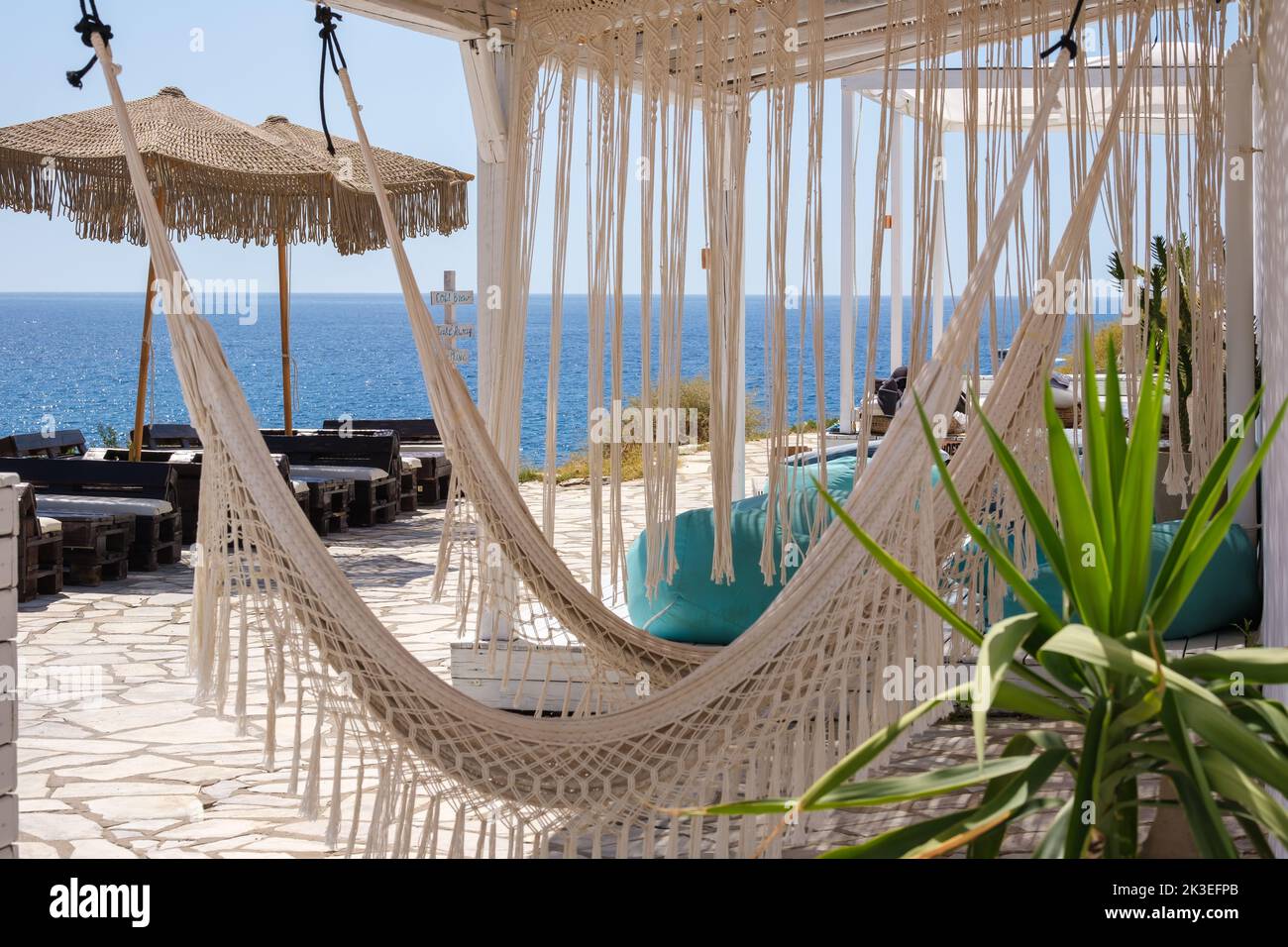 Belle vue sur la mer Égée depuis une terrasse de restaurants avec hamacs à iOS Grèce Banque D'Images