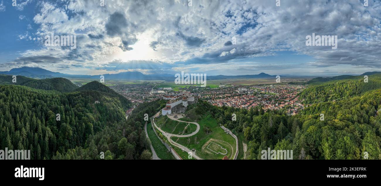 Vue aérienne de la forteresse de Rasnov près de la ville de Brasov en Roumanie Banque D'Images