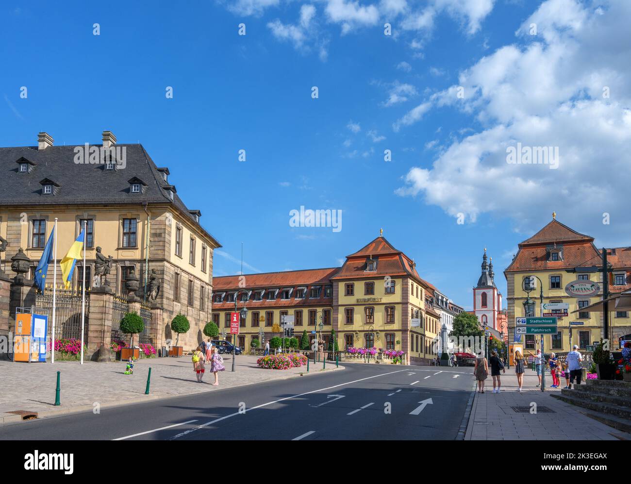 Vue sur Pauluspromenade avec le Stadtschloss (château de ville) à gauche, vieille ville (Altstadt), Fulda, Allemagne Banque D'Images