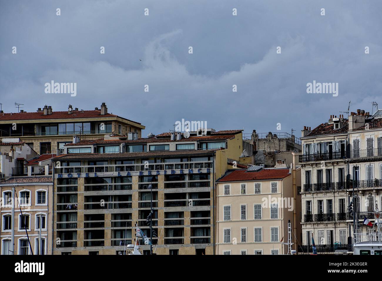 Marseille, France. 24th septembre 2022. Les nuages de pluie sont vus au-dessus des bâtiments de Marseille. Crédit : SOPA Images Limited/Alamy Live News Banque D'Images
