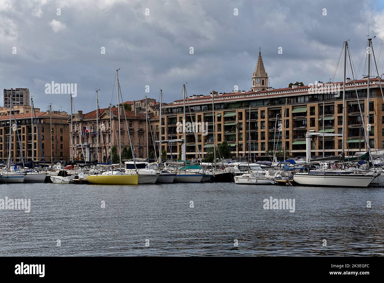 Marseille, France. 24th septembre 2022. Les nuages de pluie sont vus au-dessus du Vieux Port de Marseille. Crédit : SOPA Images Limited/Alamy Live News Banque D'Images
