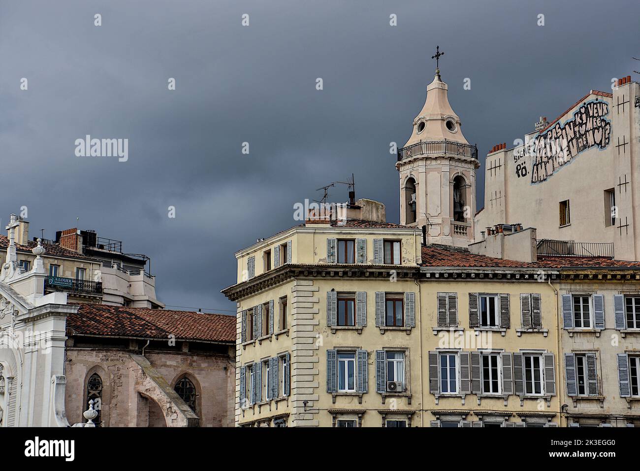 Marseille, France. 24th septembre 2022. Des nuages de pluie s'amassent au-dessus du clocher de l'église Saint-Ferréol-les-Augustin à Marseille. Crédit : SOPA Images Limited/Alamy Live News Banque D'Images