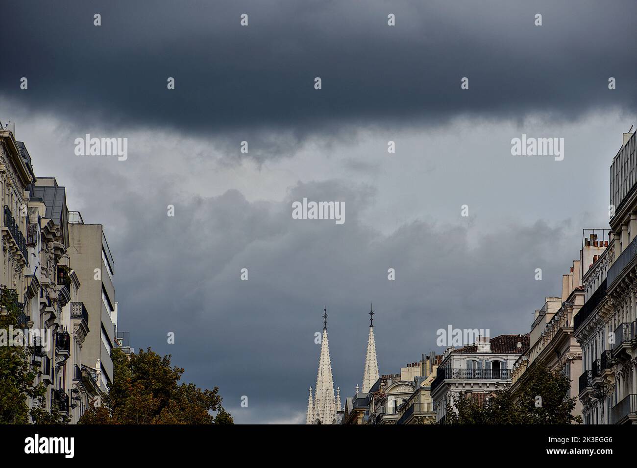 Marseille, France. 24th septembre 2022. Des nuages sombres sont vus au-dessus de la Canebière à Marseille. Crédit : SOPA Images Limited/Alamy Live News Banque D'Images