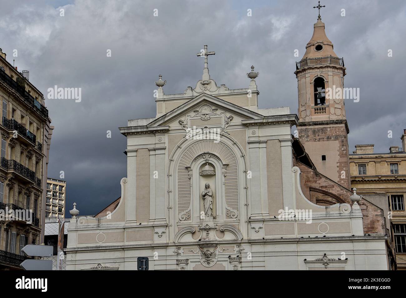 Marseille, France. 24th septembre 2022. Les nuages de pluie sont vus au-dessus de l'église Saint-Ferréol les Augustins à Marseille. Crédit : SOPA Images Limited/Alamy Live News Banque D'Images