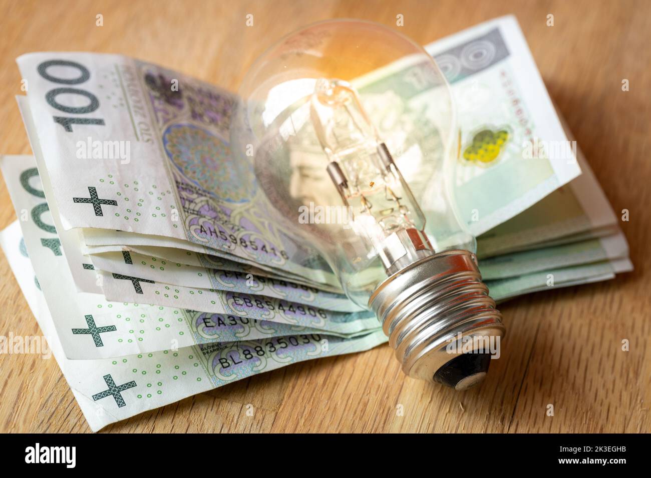 Argent polonais plusieurs centaines de zlotys polonais et une ampoule, le concept de l'augmentation des prix de l'énergie et de l'électricité en Pologne Banque D'Images