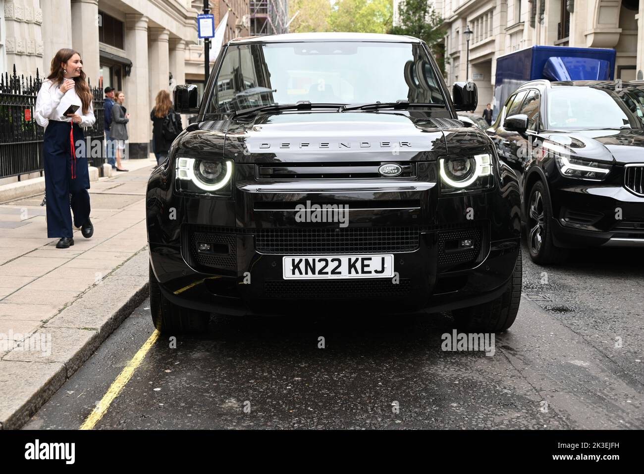 Les voitures bond arrivent à l'extérieur de la foule surprenante de Christie. Ils seront vendus pour recueillir de l'argent pour les organismes de bienfaisance . l'Aston Martin V* a une estimation de £500,000 à 700,000 £ et sera vendu au profit du HCR . Le défenseur du 007 60 e anniversaire 110 V8 Bond Edition a une estimation de £200,000-£300,000 la vente profitera à Tusk , et l'Aston Martin DBS Superleggera a une estimation de 3300,000-£400,000 et sera vendu au profit de la Fondation Royale du Prince de Galles . La vente en ligne a commencé le 15 septembre et se déroulera jusqu'à la James Bond Day le 5 octobre 2022 . Banque D'Images