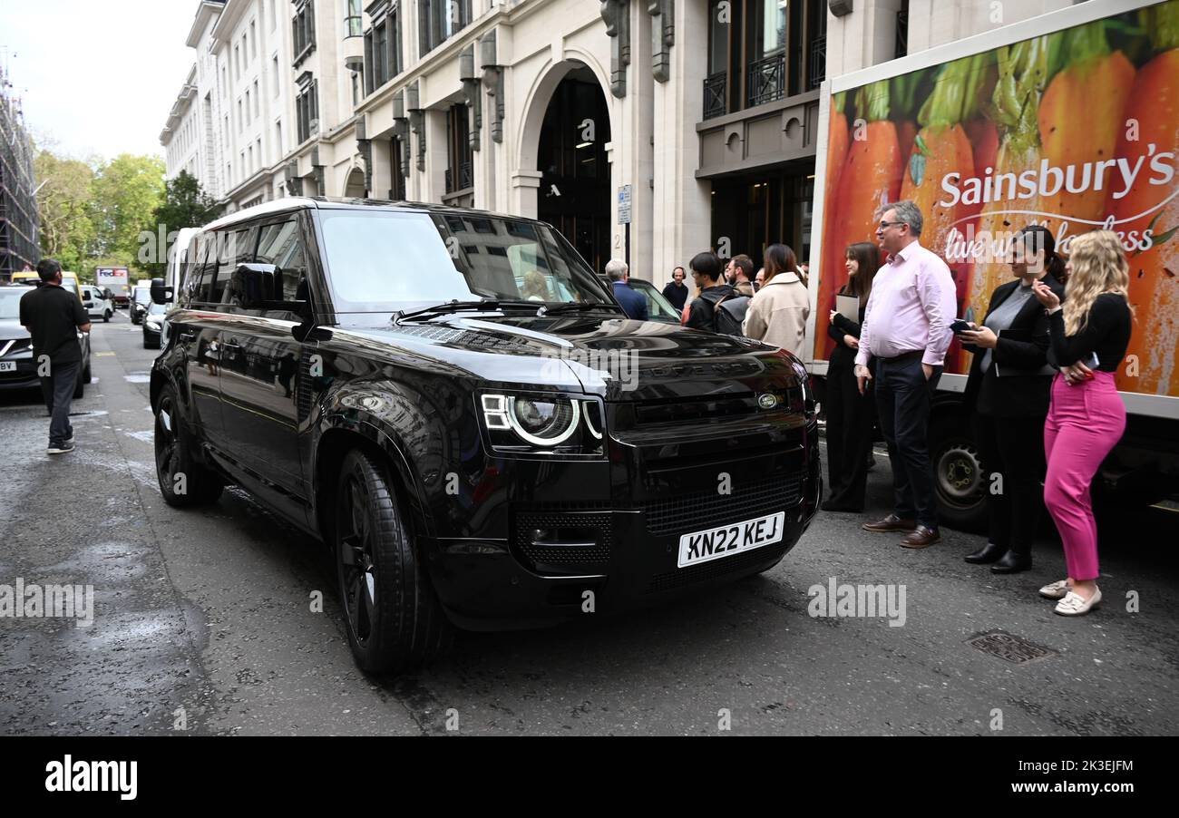 Les voitures bond arrivent à l'extérieur de la foule surprenante de Christie. Ils seront vendus pour recueillir de l'argent pour les organismes de bienfaisance . l'Aston Martin V* a une estimation de £500,000 à 700,000 £ et sera vendu au profit du HCR . Le défenseur du 007 60 e anniversaire 110 V8 Bond Edition a une estimation de £200,000-£300,000 la vente profitera à Tusk , et l'Aston Martin DBS Superleggera a une estimation de 3300,000-£400,000 et sera vendu au profit de la Fondation Royale du Prince de Galles . La vente en ligne a commencé le 15 septembre et se déroulera jusqu'à la James Bond Day le 5 octobre 2022 . Banque D'Images