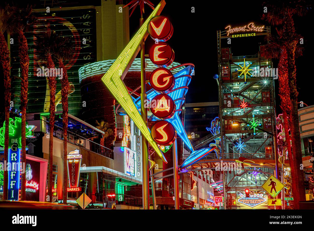 Las Vegas, Etats-Unis - 9 mars 2019: Vue sur le cowboy Vic dans la rue Fremont par la nuit, éclairé par des ampoules et l'entrée de Fremont Street Experience Banque D'Images