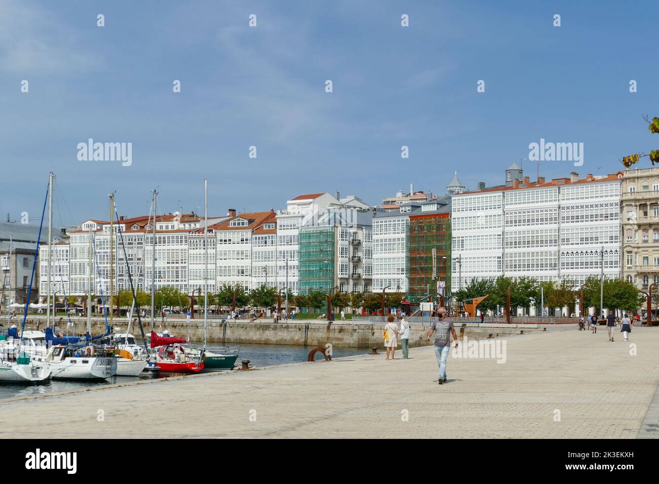 La Coruna, Espagne - 2 septembre 2021: Vue sur la zone portuaire avec des bateaux à voile privés à la jetée de la Coruna, Espagne. Banque D'Images