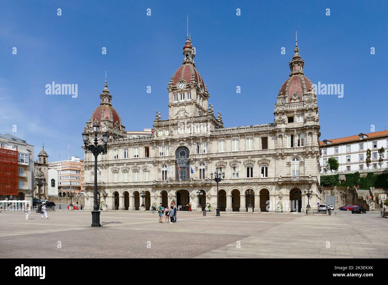 La Coruna, Espagne - 2 septembre 2021: Hôtel de ville ou palais municipal ou Concello da Coruna à la place Plaza de Maria Pita dans Une Coruna en Galice, SP Banque D'Images