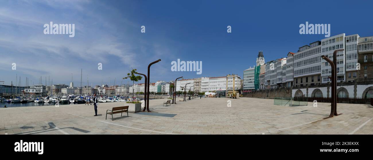 La Coruna, Espagne - 2 septembre 2021: Vue sur la zone portuaire avec des bateaux à voile privés à la jetée de la Coruna, Espagne. Banque D'Images
