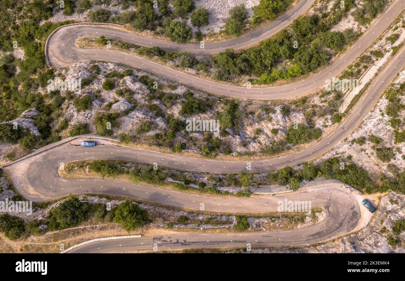 Vue aérienne de haut en bas d'Hairbpin bend road en Cévennes, l'Occitanie, France Banque D'Images