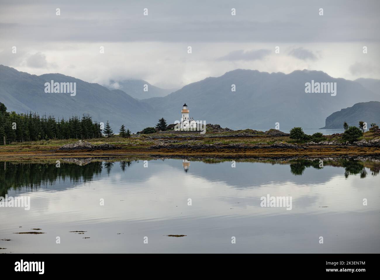 Phare de l'île d'Ornsay, dans le sud de Skye, souvent connu comme le jardin de Skye. Le phare a été construit en 1857, par Thomas et David Stevenson. Banque D'Images