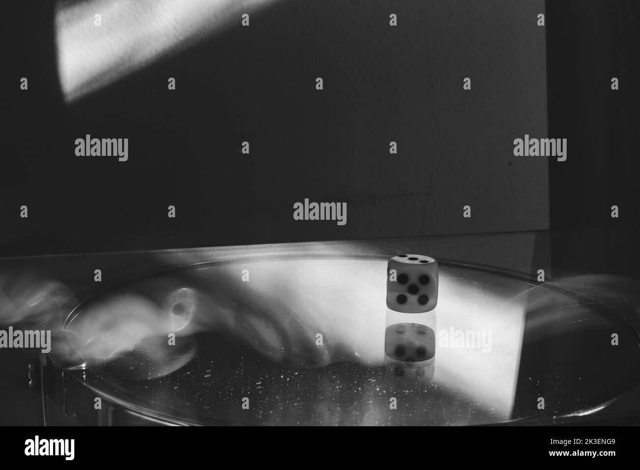 Une matrice à roulettes dont le numéro cinq est visible sur la surface en verre. Exposition longue avec lumière floue. Banque D'Images