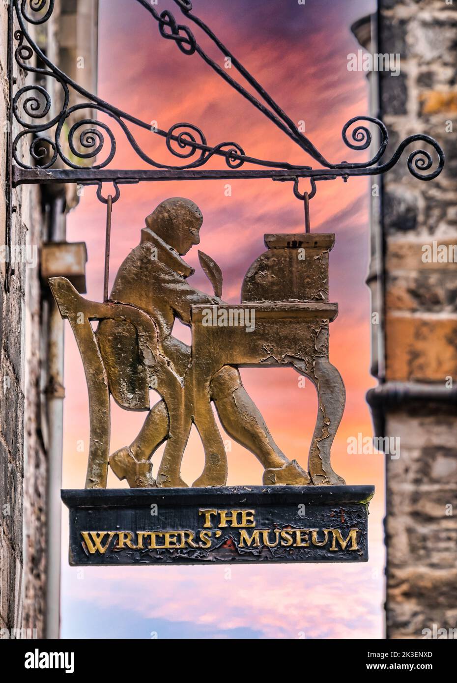 Panneau suspendu original d'un écrivain à un bureau avec un stylo à douille, Writer's Museum, Makar's court, Édimbourg, Écosse, ROYAUME-UNI Banque D'Images