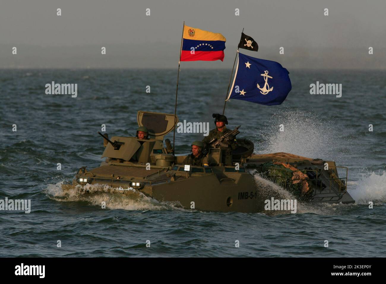 Maracaibo-Venezuela-24-07-2013. Un véhicule amphibie, habité par des officiers de la marine vénézuélienne, traverse le lac de Maracaibo. © JOSE ISAAC BULA URRUTIA. Banque D'Images