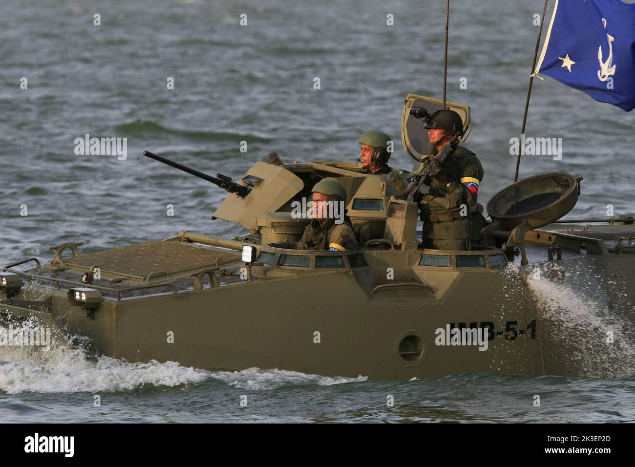 Maracaibo-Venezuela-24-07-2013. Un véhicule amphibie, habité par des officiers de la marine vénézuélienne, traverse le lac de Maracaibo. © JOSE ISAAC BULA URRUTIA. Banque D'Images
