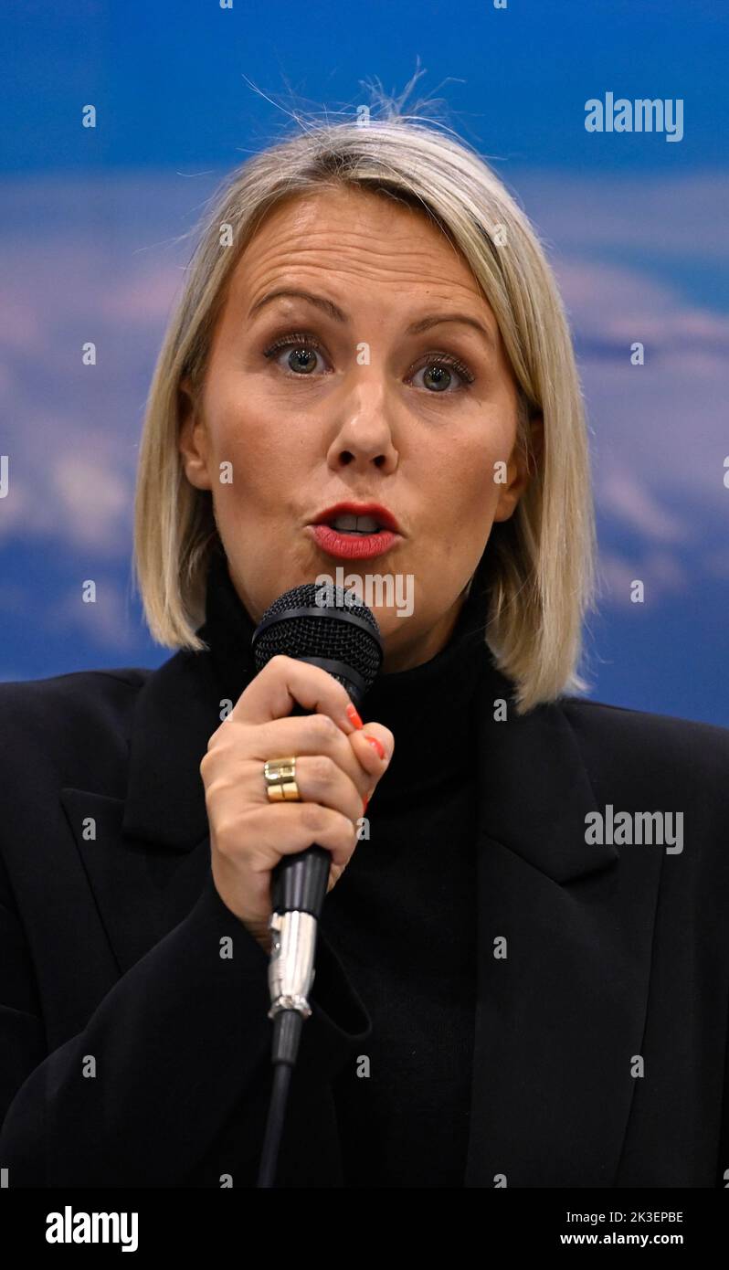 Le ministre de la Défense, Ludiviny Dedonder, a photographié lors de la présentation du projet pilote européen de la société aérospatiale Sonaca pour la conception du premier intercepteur de missiles hyper-soniques, le lundi 26 septembre 2022 à Gosselies, Charleroi. BELGA PHOTO JOHN THYS Banque D'Images